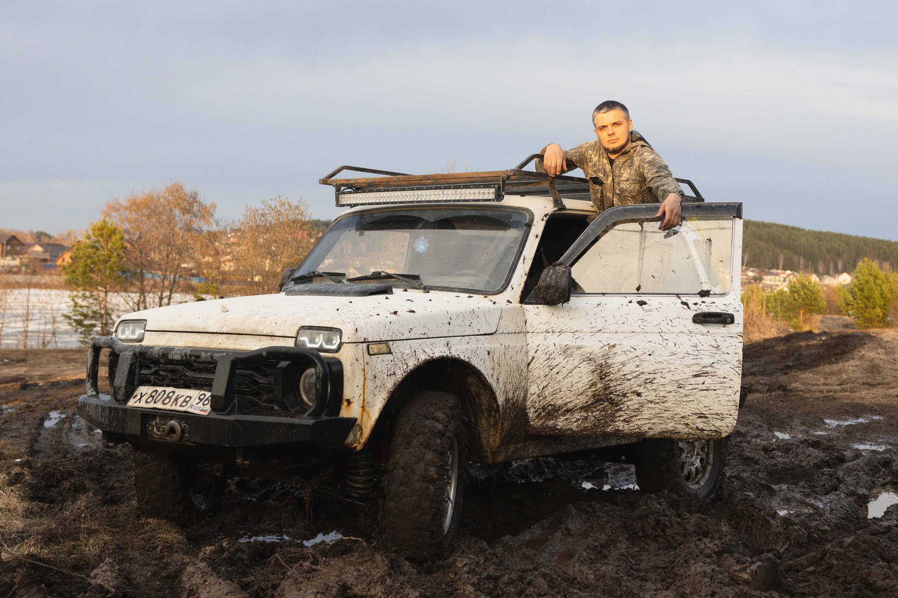 Алексей Тихонов говорит, что в его «Ниве» от старой машины мало что осталось — большую часть деталей заменил. Зато теперь это настоящий вездеход. Фото Владимира Коцюбы-Белых
