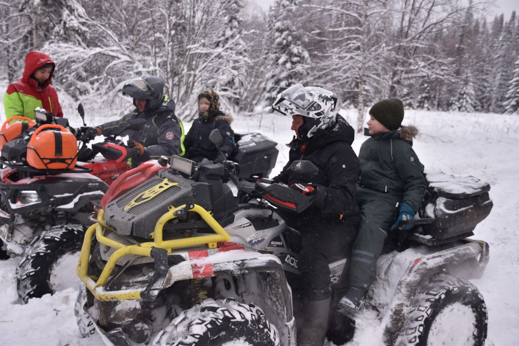 Воспитанников «Данко» почти весь день катали на квадрациклах. Фото Андрея Агафонова 