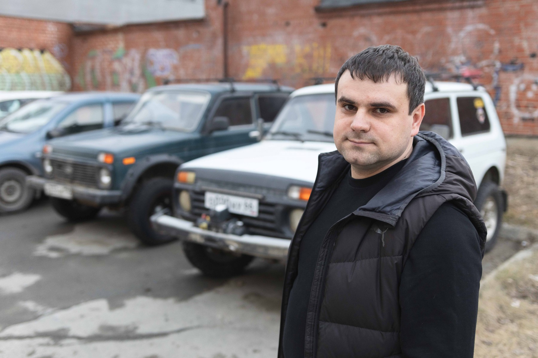 У Евгения Жураховского сразу три «Нивы» — для города, рыбалки и сильного бездорожья. Фото Владимира Коцюбы-Белых