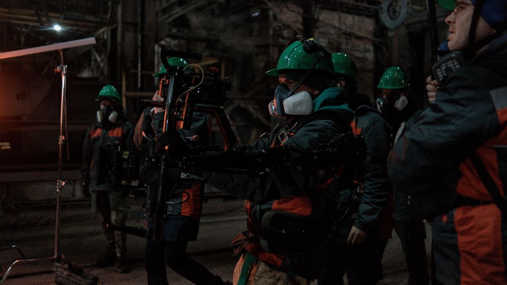 Съемочная команда работала несколько месяцев на настоящей производственной площадке. При этом завод работал непрерывно. Фото PR 1-2-3 Production