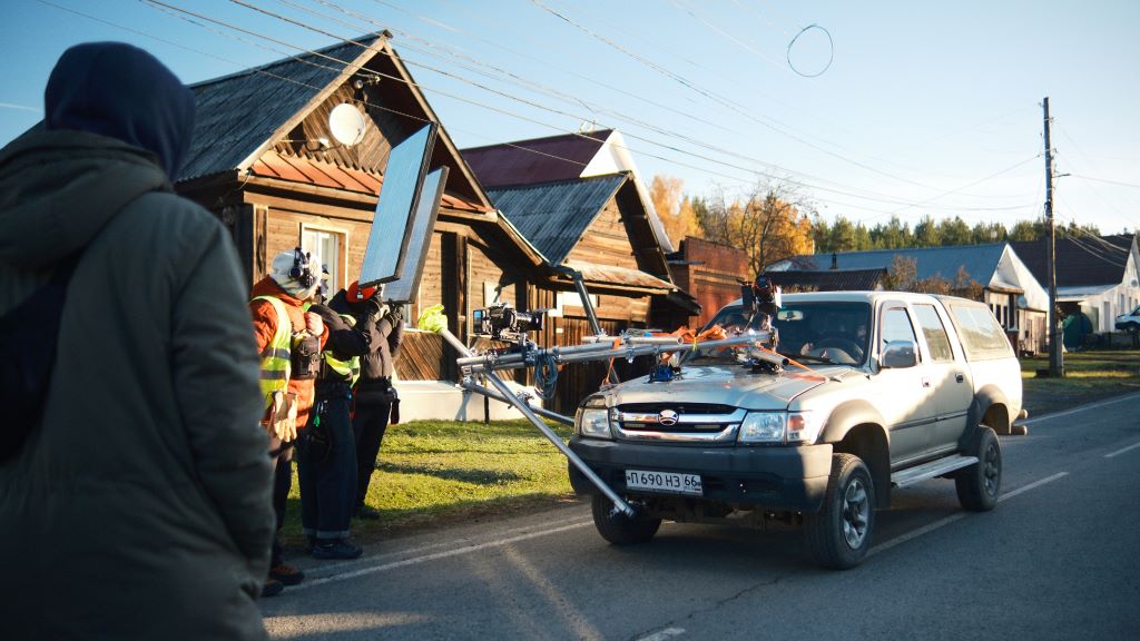 А вот так проходят съемки сцен в автомобилях. Тут они заехали на улицу Ревдинского рабочего. Фото PR 1-2-3 Production