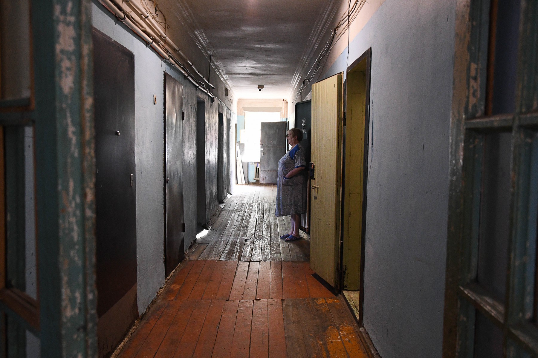 В коридоре бывшего общежития на ул. Цветников, 13 жители покрасили стены в приятный синий цвет. Сегодня здесь уже не так мрачно, как в прошлом году. Фото Владимира Коцюбы-Белых