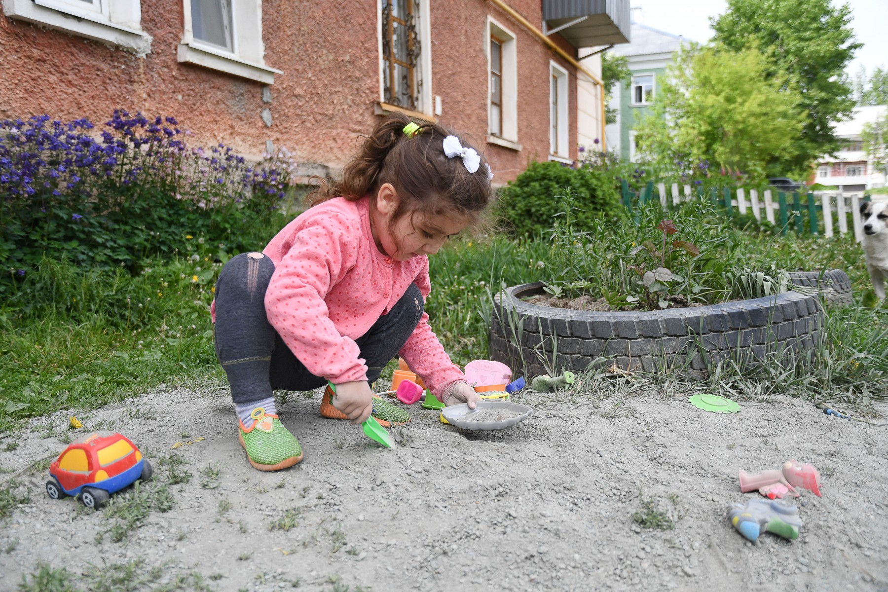 Пока маленькая Соня вынуждена играть вот в такой "песочнице", роль которой исполняет отсев с дороги. Фото Владимира Коцюбы-Белых