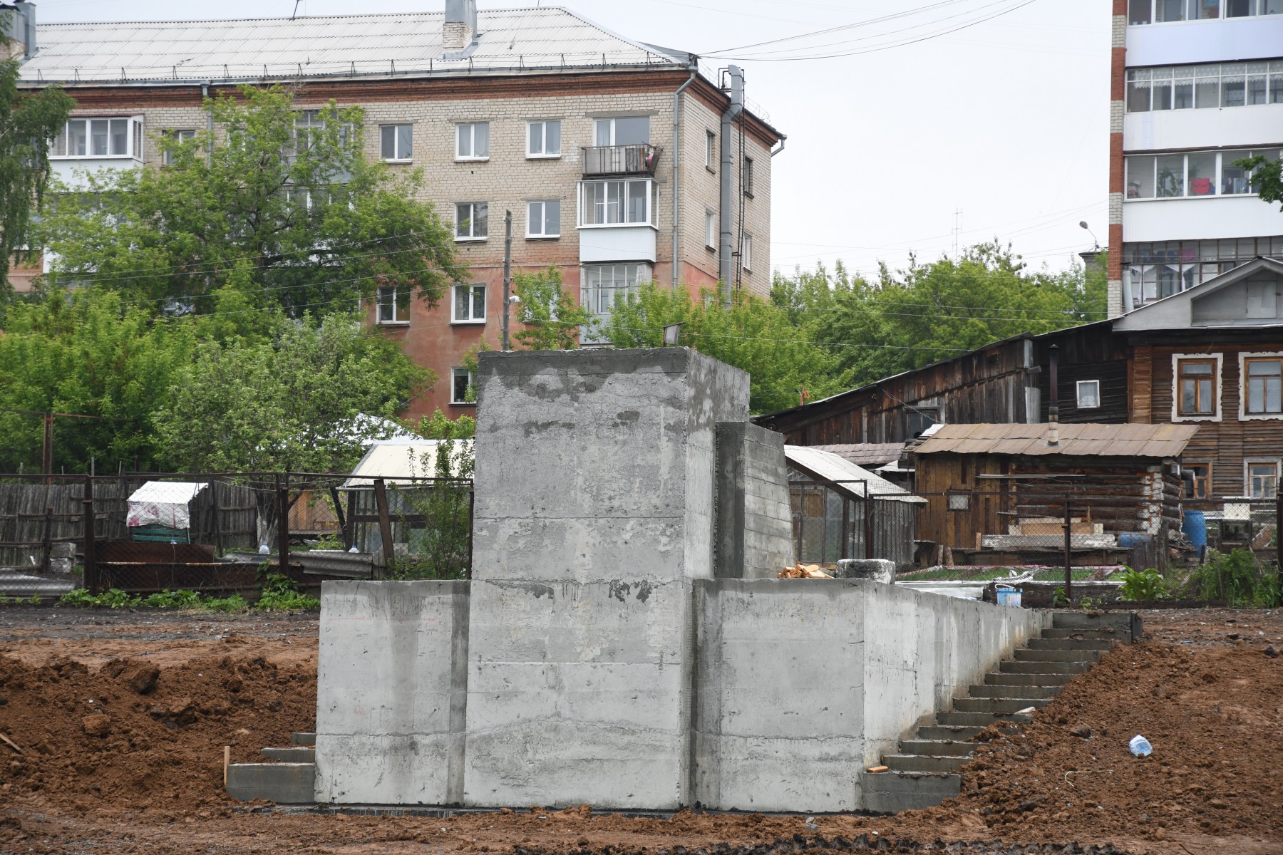 В будущем Ленинском сквере тишина и пусто. Фото Владимира Коцюбы-Белых