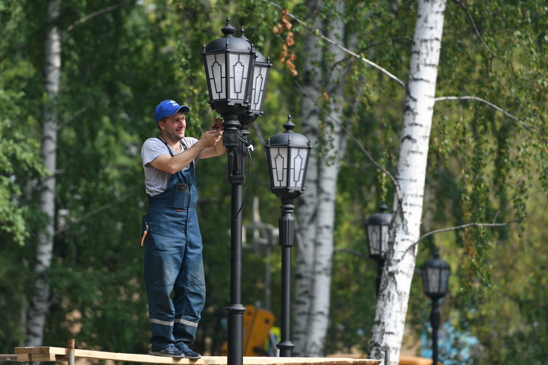 Во вторник, 28 июля, закончился монтаж всех светильников в той части парка, где в этом году проводится реконструкция. Фото Владимира Коцюбы-Белых