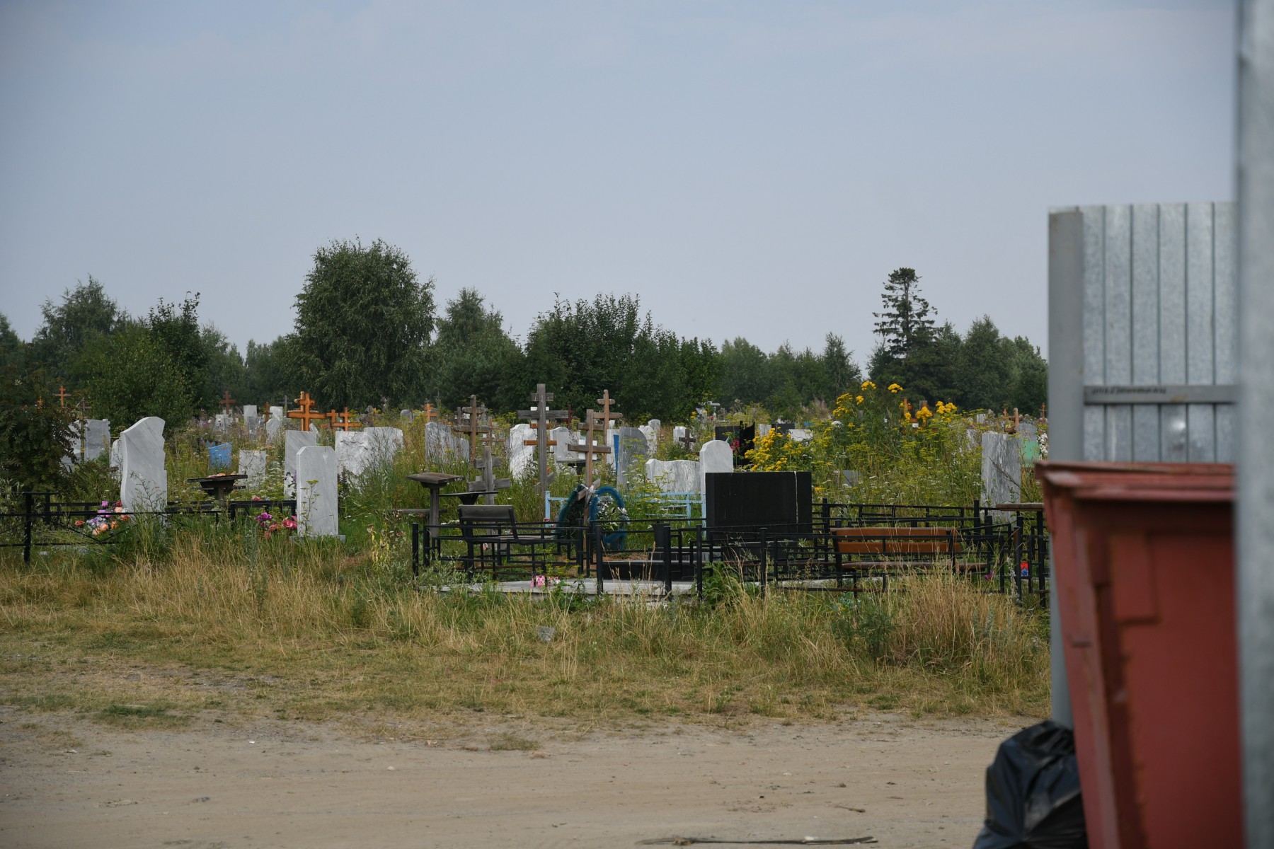 В понедельник, 27 июля, с утра на кладбище была практически идеальная чистота: мусорные кучи вывезены, баки пустые. Фото Владимира Коцюбы-Белых 