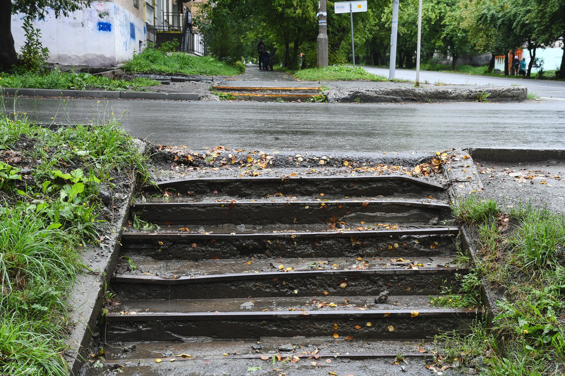Вот по этой лестнице бежит вся вода с ул. Чехова, накапливается в водоотводной канаве и разливается по тротуару, потому что никакого продолжения канава здесь не имеет. Фото Владимира Коцюбы-Белых