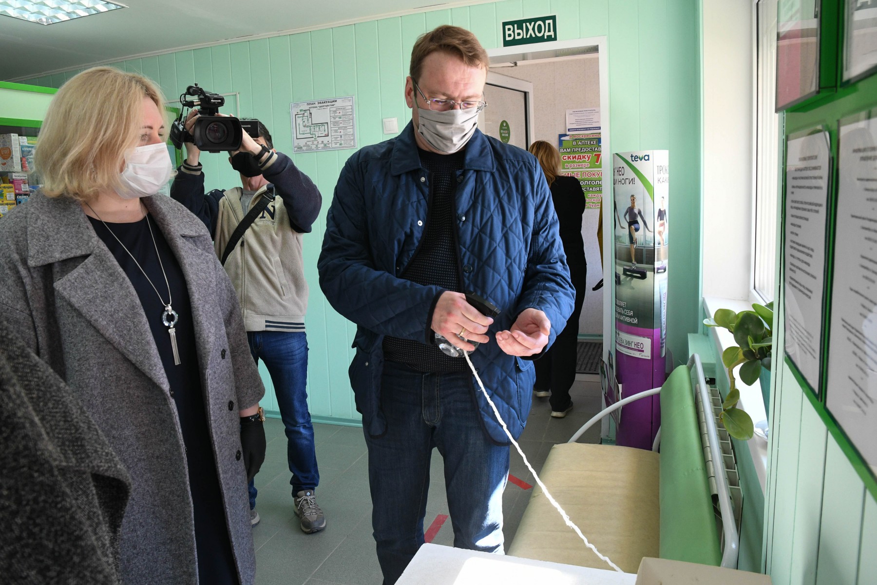 Алексей КУзнецов оценил качество санитайзера в аптеке. Фото Владимира Коцюбы-Белых
