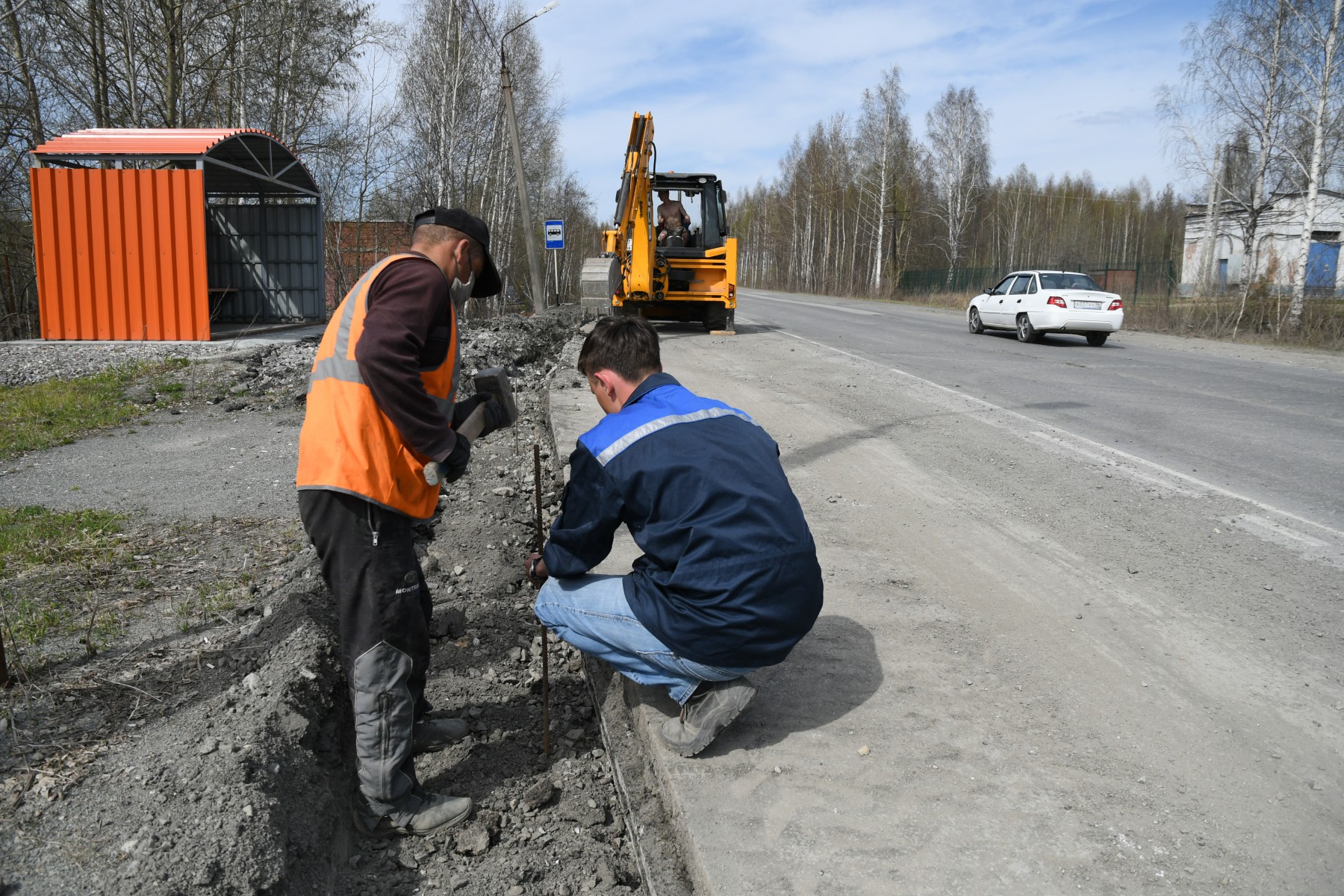 Рабочие готовятся установить бордюрный камень. Фото Владимира Коцюбы-Белых