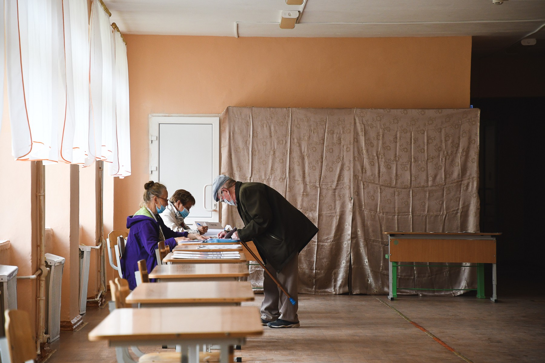В школе №28 народу немного. Очередей нет и ажиотажа тоже. Все-таки неделю дали на голосование. Фото Владимира Коцюбы-Белых