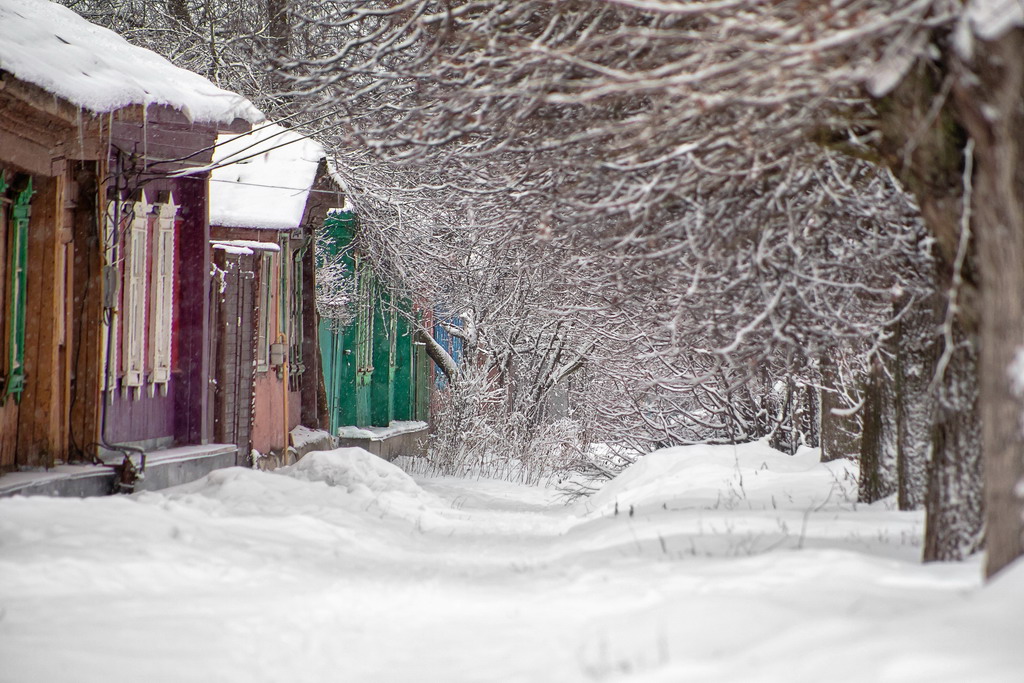 Улица Советская в старой части города. Здесь много деревянных домиков с разноцветной резьбой, сохранивших дух старинного Алексина. Фото Владислава Фролова