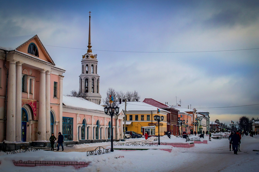 А это местный «Арбат» — так шуяне называют пешеходную улицу Малахия Белова. Отсюда хорошо видна колокольня Воскресенского собора. Фото Михаила Тюрева