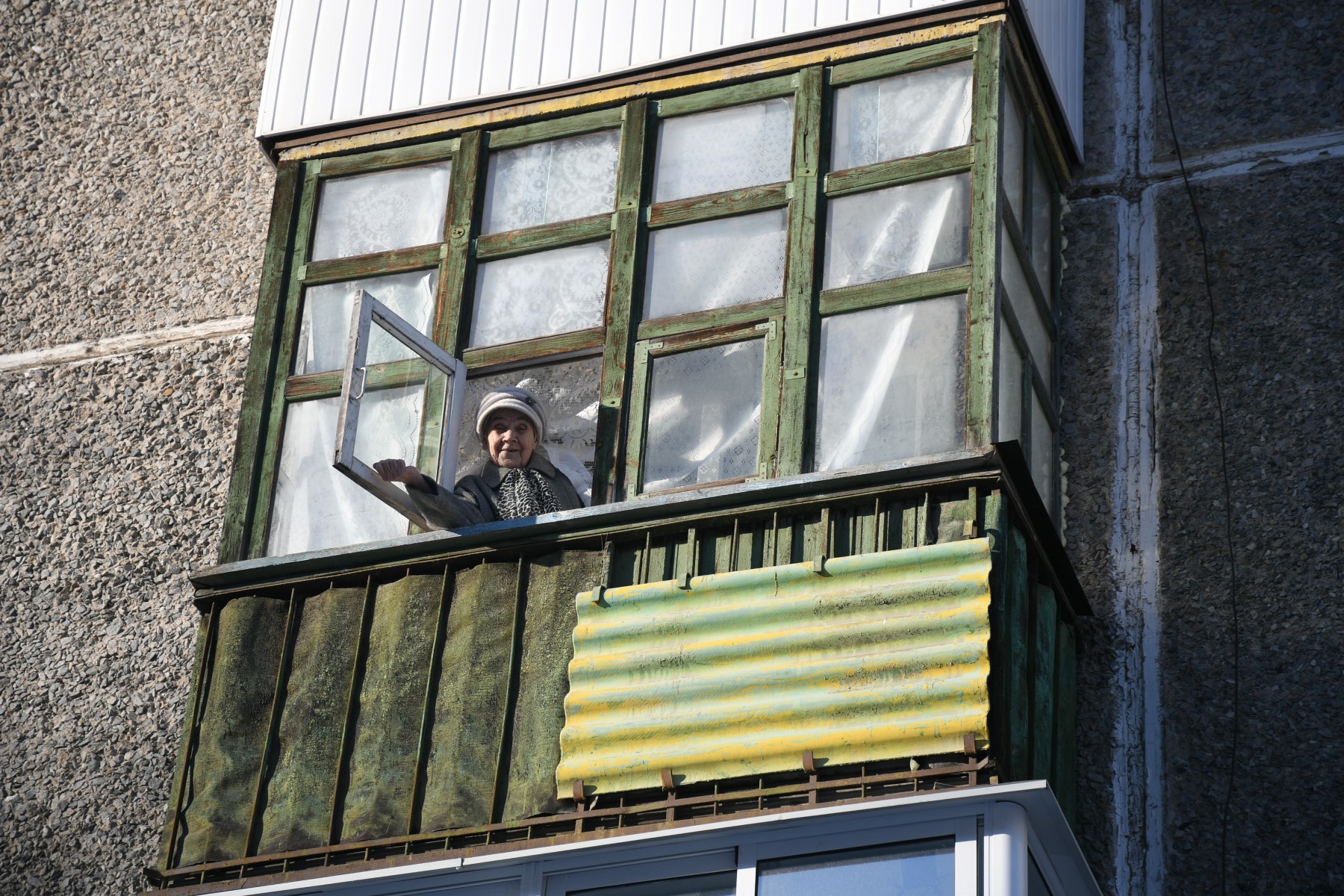 Любовь Норцева очень довольна тем, как ей отремонтировали балкон. Фото Владимира Коцюбы-Белых