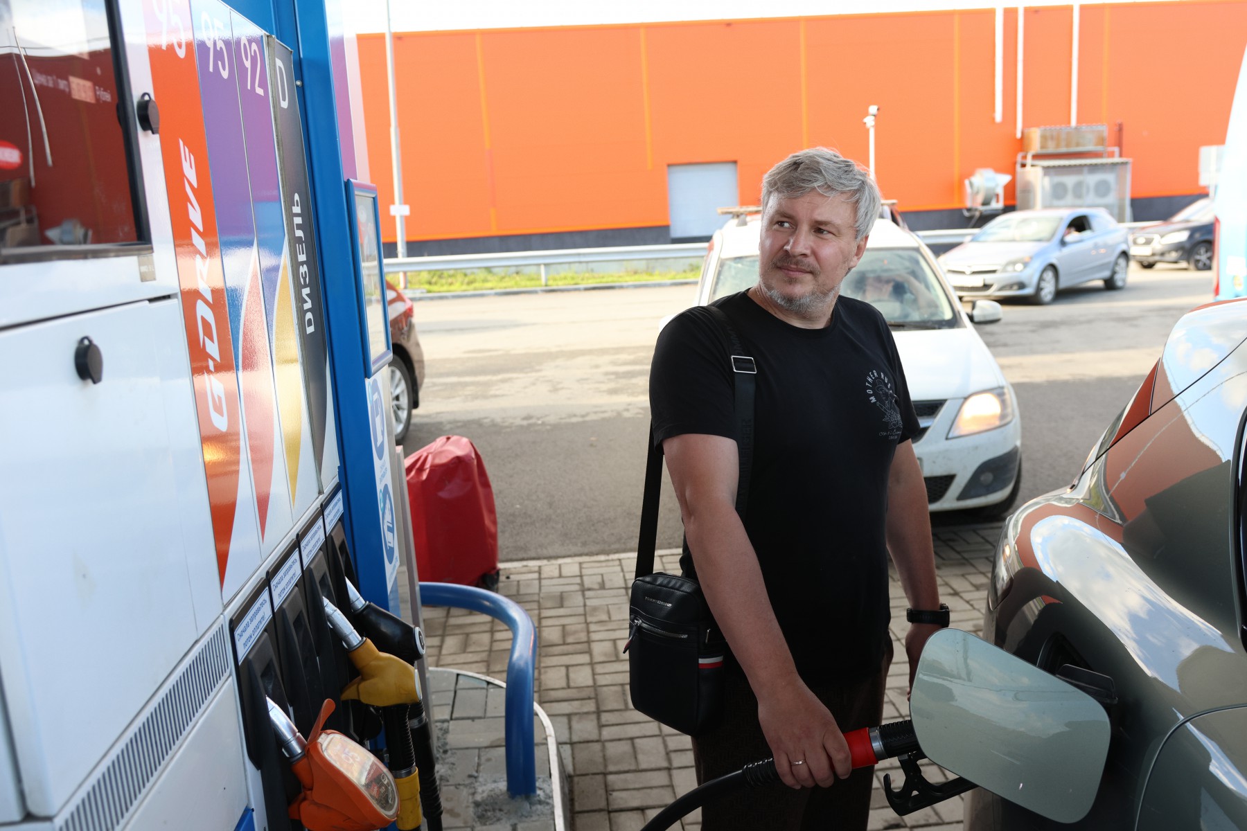 Ревдинец Дмитрий на заправке «Газпронефти» встретил небольшую очередь, а особого ажиотажа не заметил. Как и большой проблемы с бензином в целом. Фото Владимира Коцюбы-Белых