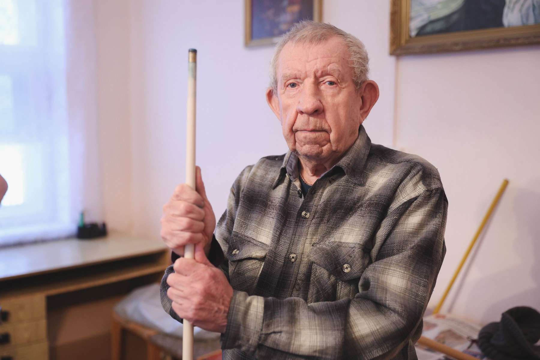 Для Юрия Водопьянова в бильярде главное не победа и желание пощеголять красивыми ударами, а общение и интересный полезный досуг. // Фото Владимира Коцюбы-Белых