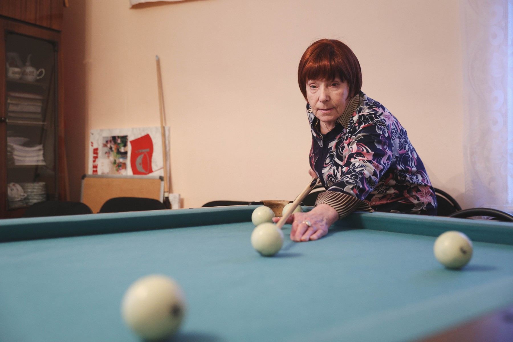 Валентина Тетерина занимается бильярдом уже около тринадцати лет. За это время данный спорт плотно вошёл в её жизнь. Валентина признаётся, что любит играть с мужчинами, так как не все женщины-игроки подходят ей по уровню. // Фото Владимира Коцюбы-Белых