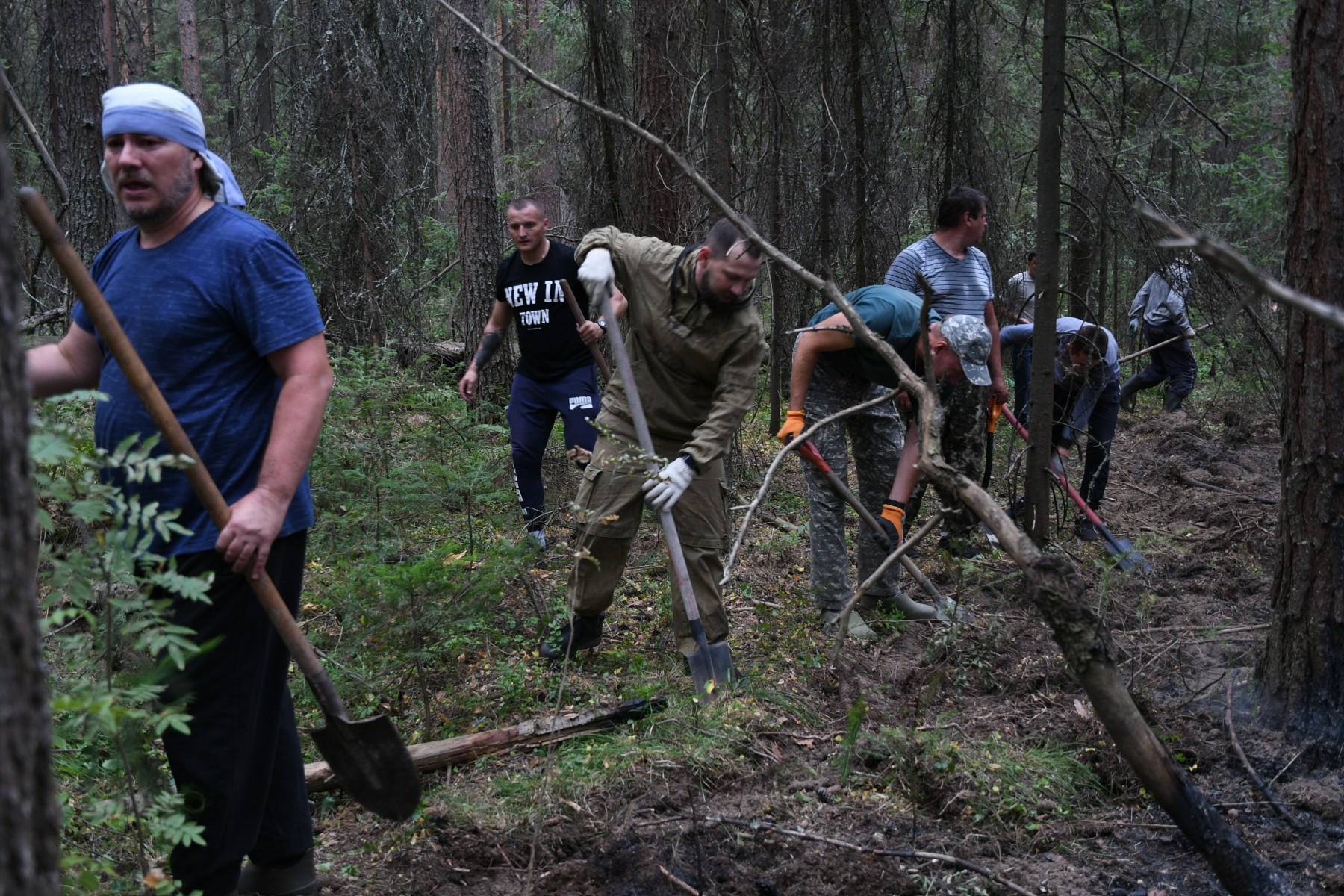 Добровольцы окапывают горящий участок леса возле Промкомбината.