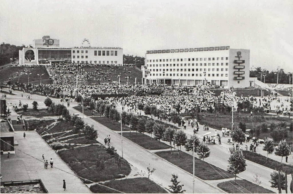Дворец культуры и Комсомольская площадь, 1978 год. Фото интернет-журнала "Про Амурск"