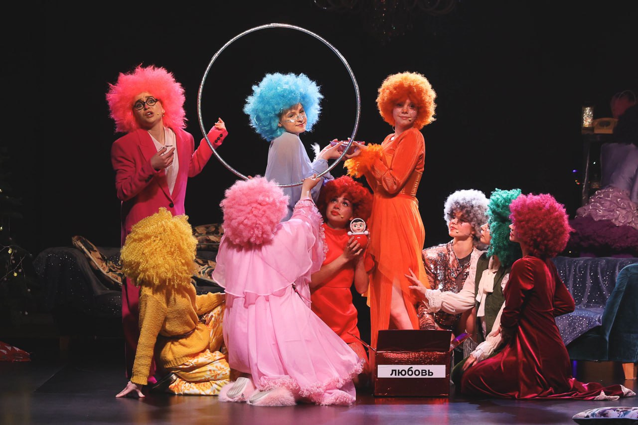 Театр открылся премьерой авторского спектакля Ксении Каплун «За час до нового года». // Фото Владимира Коцюбы-Белых