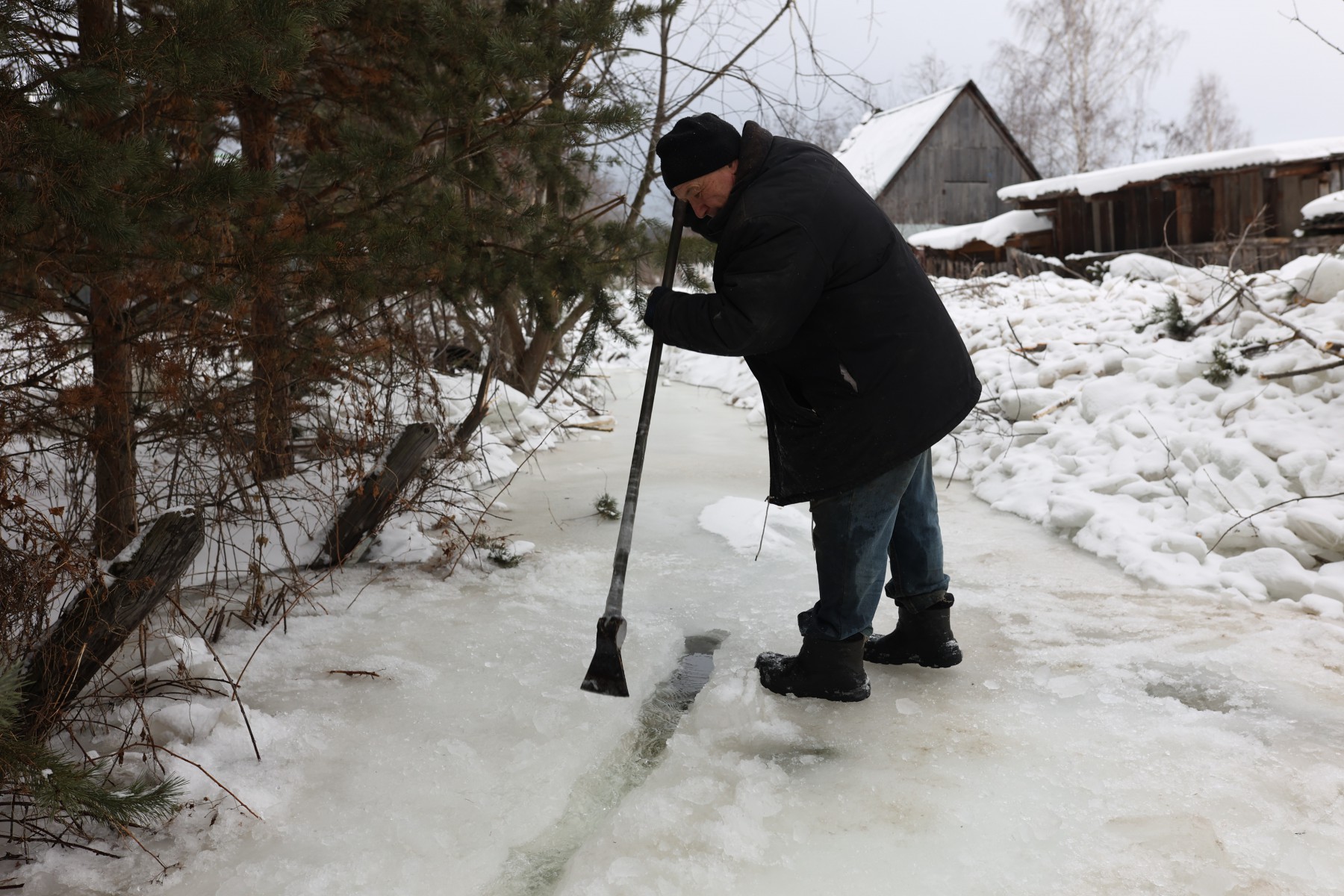 Жители Циолковского начали самостоятельно очищать лунки, которые наделали подрядчики, ото льда. Это поможет бороться с разливом Каменушки. Фото Владимира Коцубы-Белых