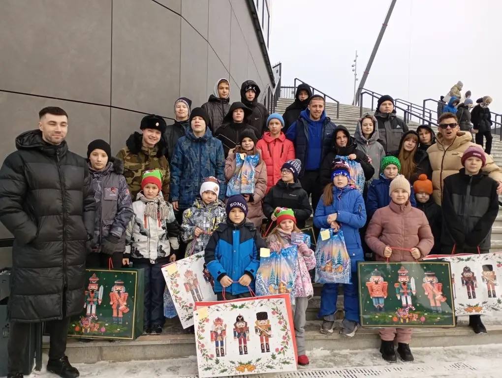 После ледового шоу Ильи Авербуха «Щелкунчик» детей порадовали приятными подарками. // Фото СРЦН Ревдинского района