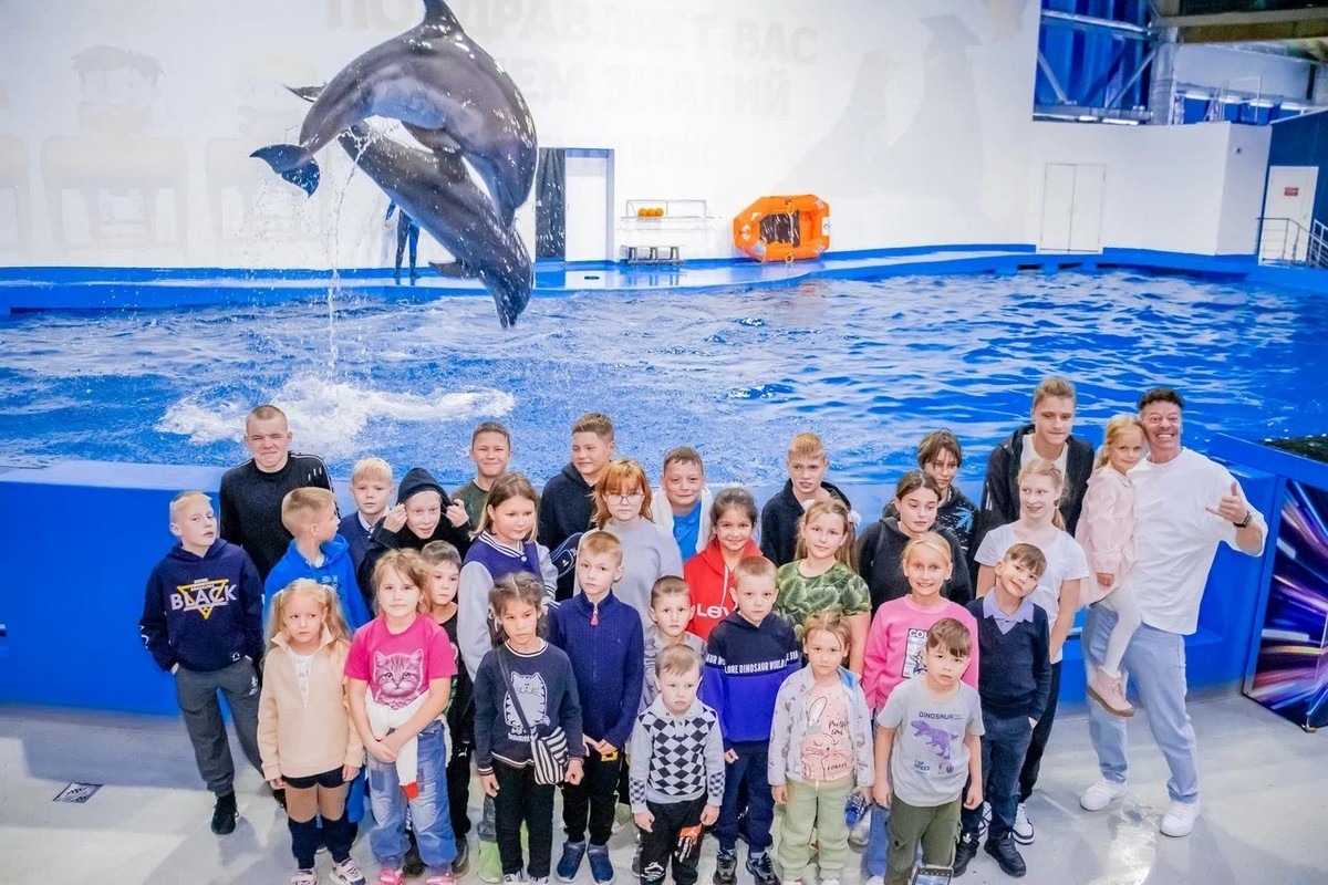 Ребята вместе с волонтёрами и воспитателями посетили шоу "Дельфин-fest" // Фото «Океанариум Екатеринбург» 