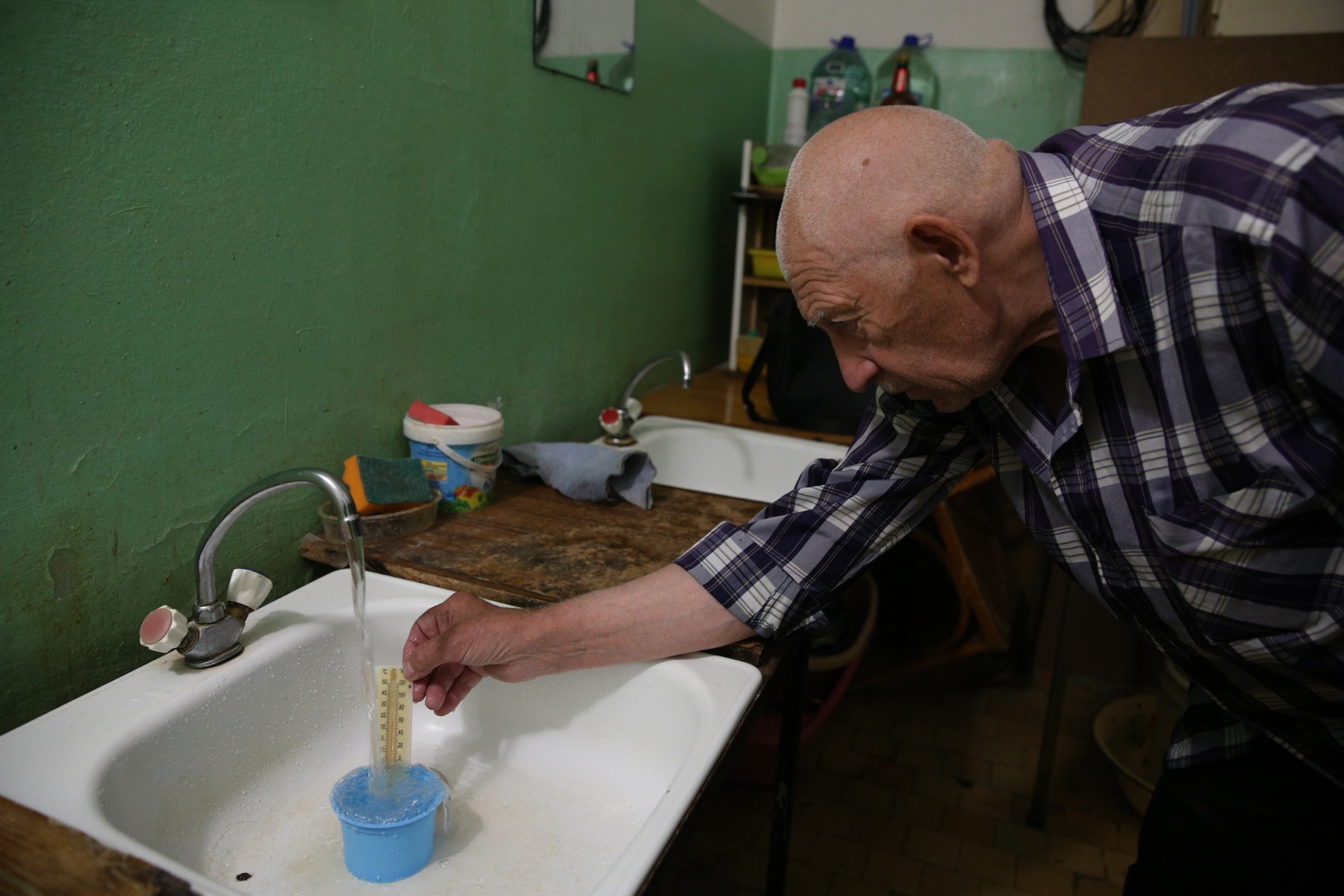 Борис Боровский измеряет температуру воды каждый день. До нормы она так и не дошла. Фото Владимира Коцюбы-Белых.