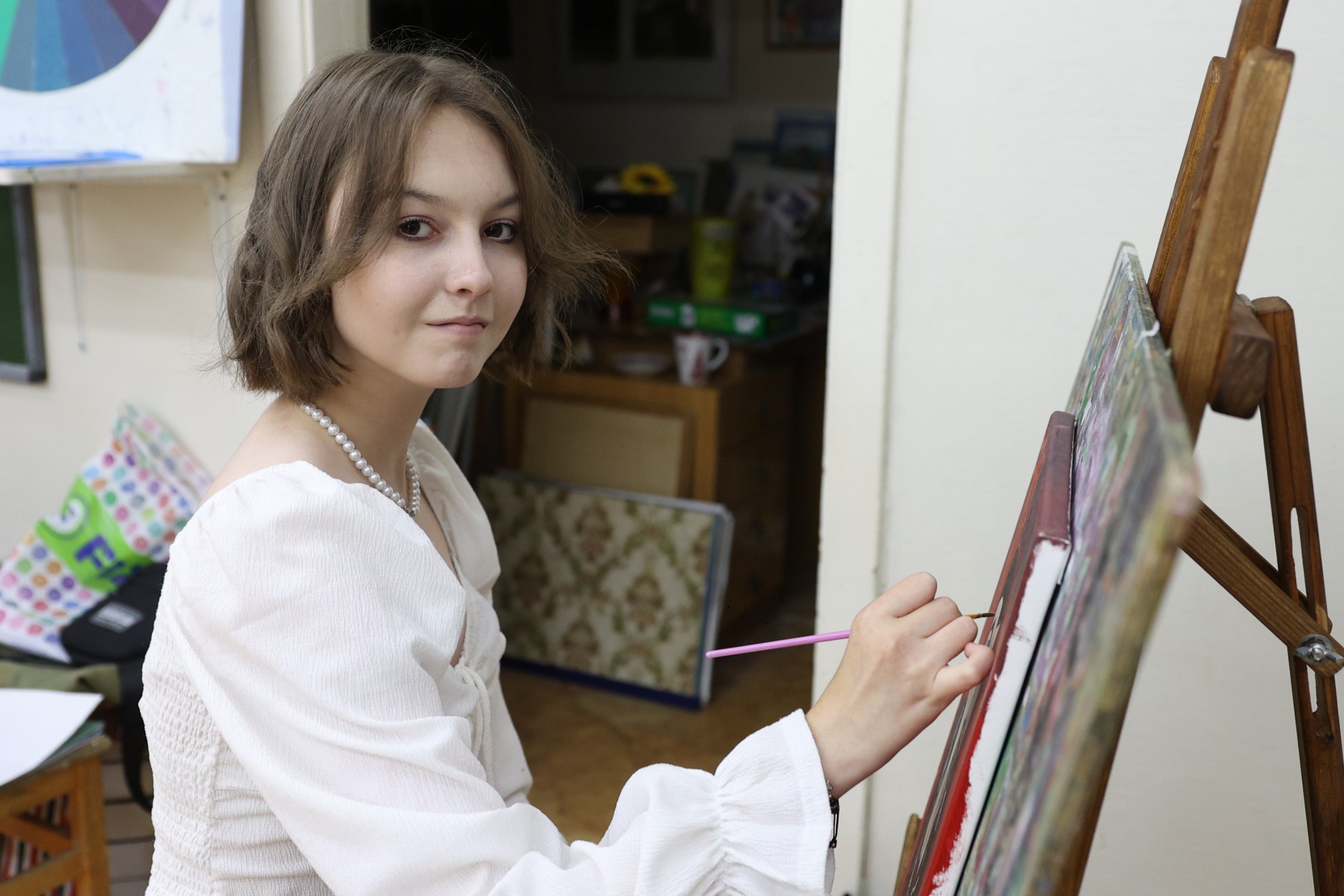 Юля Уфимцева еще до конца не решила кем стать, но уверена, что все, чему учат в школе, пригодится ей в жизни. Фото Владимира Коцюбы-Белых