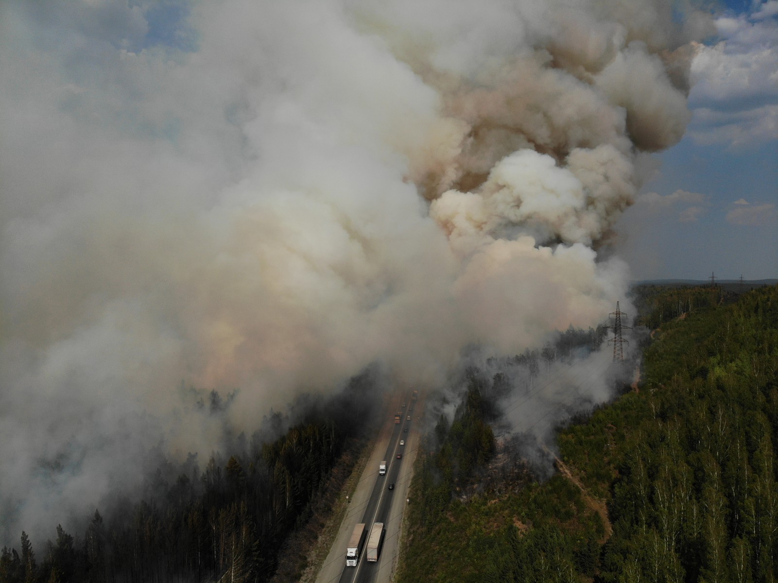 Пожар на Волчихе, в обеим сторонам от трассы. Фото из архива редакции