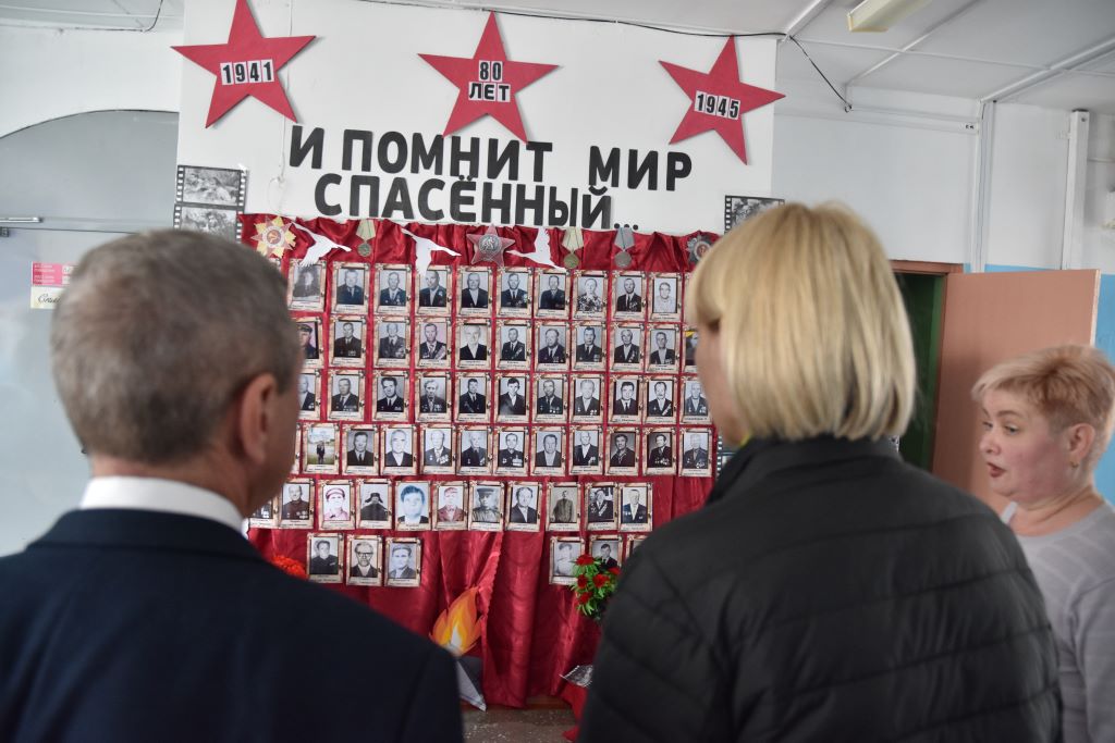 Перед Днем Победы в школе собрали стену памяти со всеми сельчанами, кто воевал в годы Великой Отечественной войны. Фото Андрея Агафонова