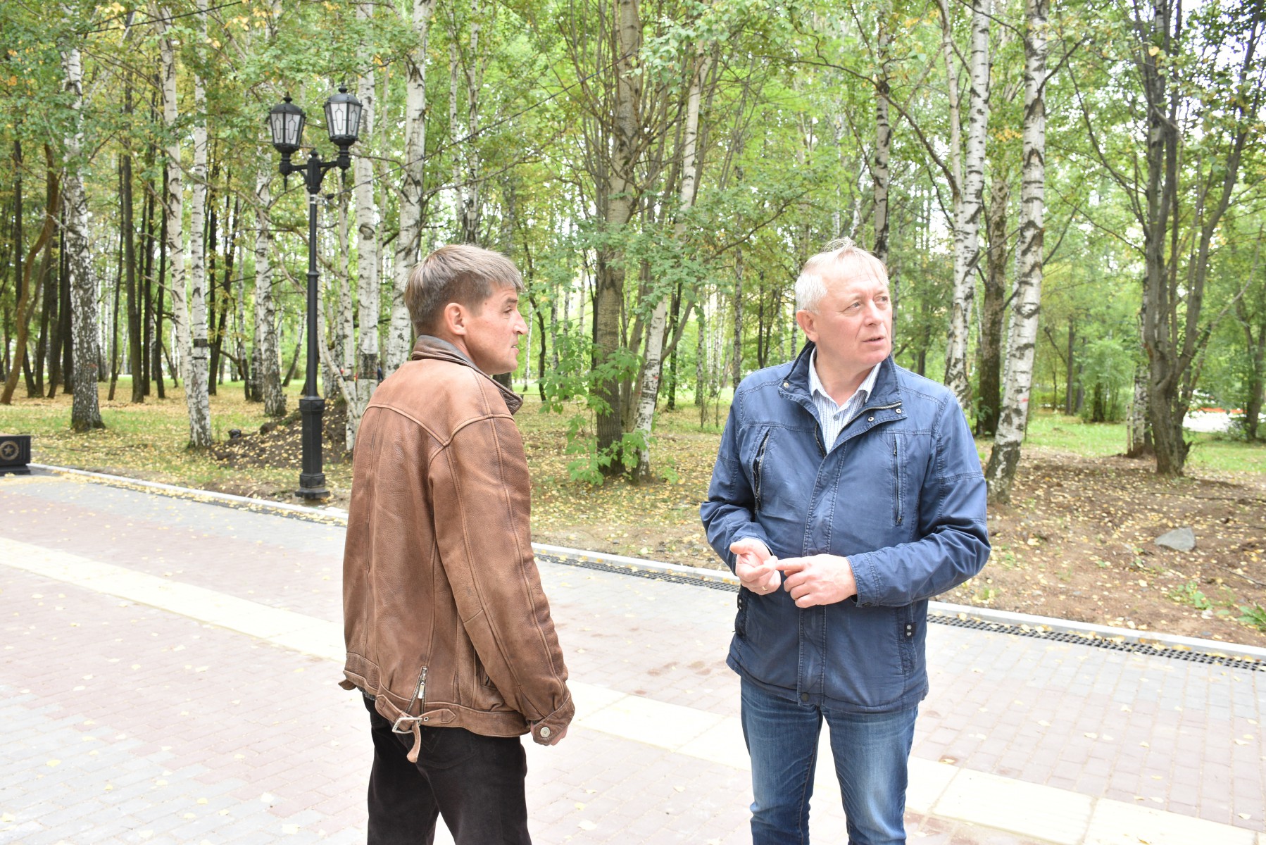 Сергей Филиппов перечисляет прорабу ИП Гамзаев Алексею Зинкину, на что сейчас нужно обратить внимание, чтобы сдать реконструированную часть парка Победы. Фото Ольги Вертлюговой