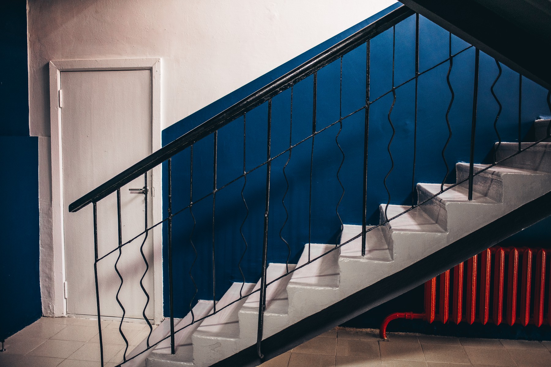 Студия наполнена интересными деталями. и даже обычная батарея под лестницей, покрашенная в красный цвет, может стать локацией для съемки. Фото Анны Мурзиновой