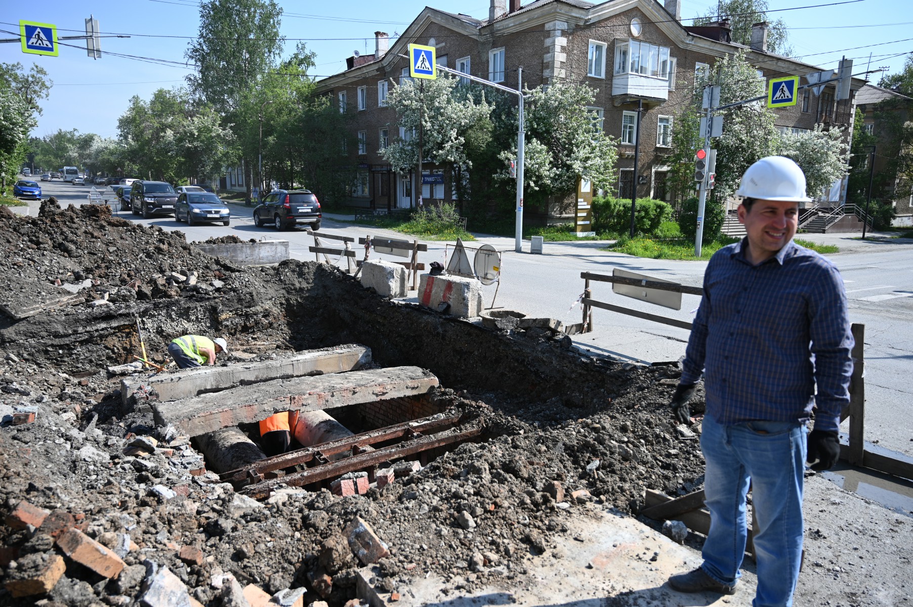 Руководитель отдела капстроительства ЕТК Владимир Скулов лично контролирует ход работ на объектах компании, которые расположены на улице Максима Горького. Фото Владимира Коцюбы-Белых