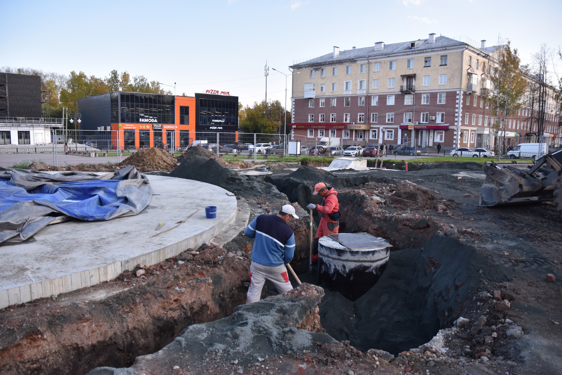 Сейчас завершаются последние земляные работы. Дальше подрядчики переходят к наладке оборудования. // Фото Андрея Агафонова