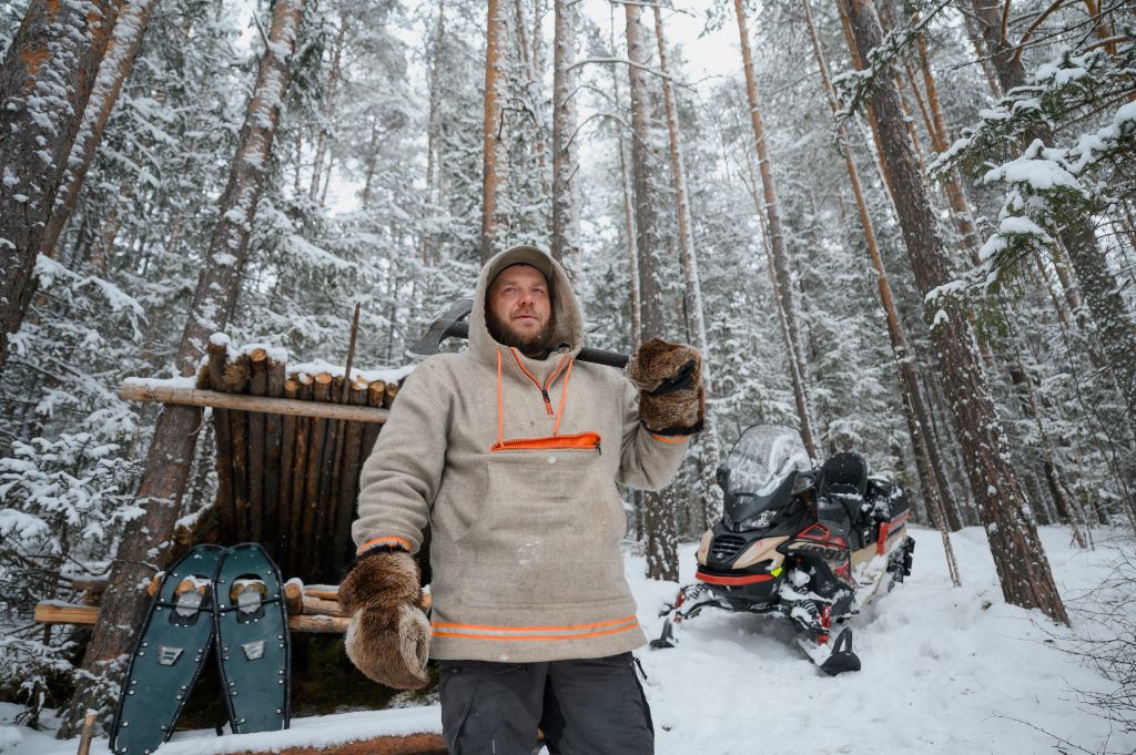Именной топор, как у викингов, Геннадию подарили Лесные. Фото предоставлено Геннадием Гостевским