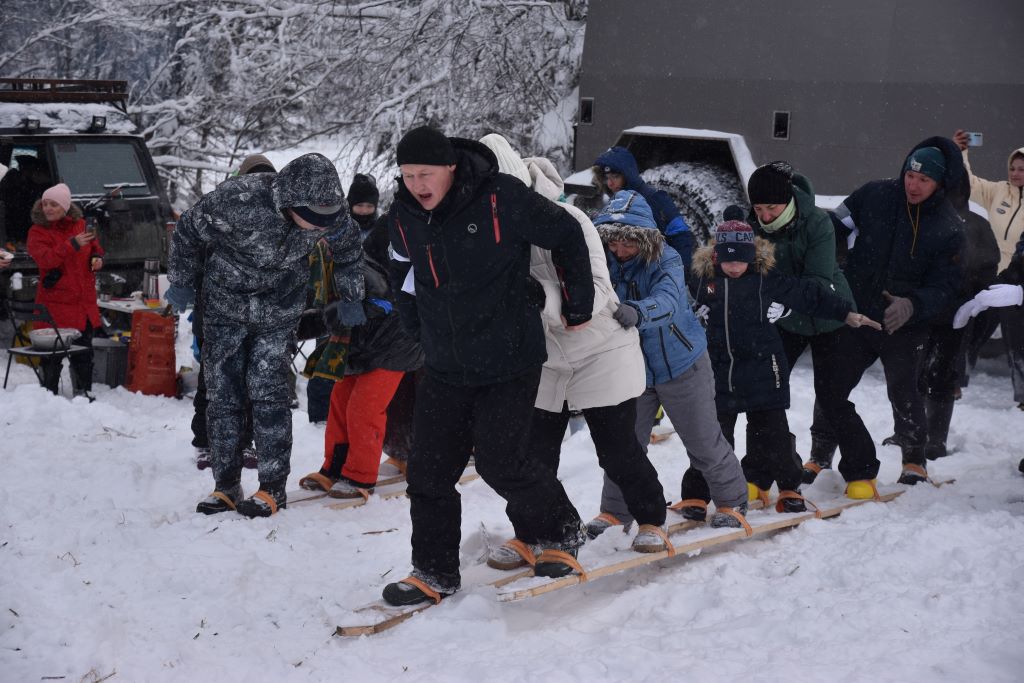 Развлечения на поляне. В обратном пути было сшиком темно, нам не удалось поделать фото. Поэтому немного атмосферы дневного восхождения. Фото Андрея Агафонова