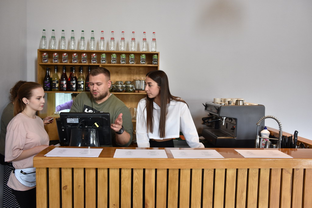 Управляющий Илья (по центру) обучает официантку Ксения (слева) и бармена Еву азам работы в ресторане. Фото Андрея Агафонова