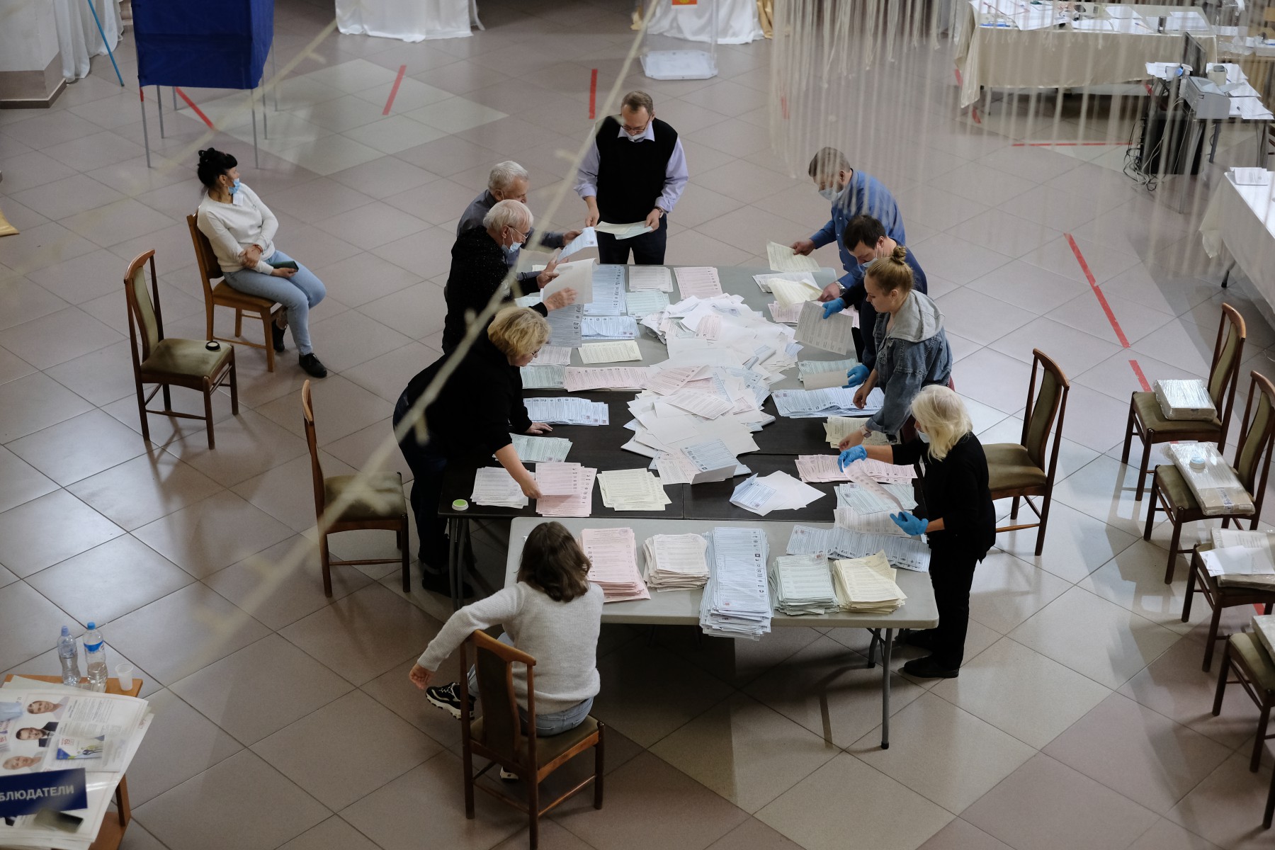 Ночь подсчета голосов на избирательном участке во Дворце культуры. Фото Владимира Коцюбы-Белых