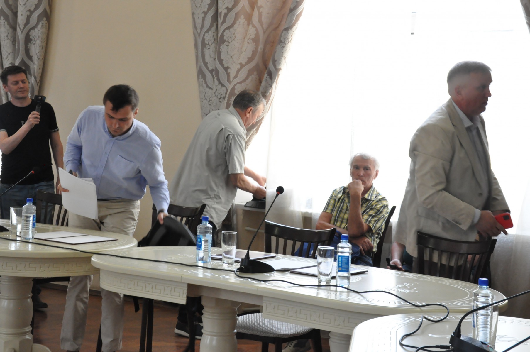 Шесть депутатов коалиции, как только Дума пошла не по их сценарию, решили покинуть заседание. Фото Екатерины Городко