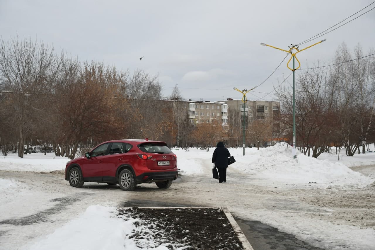 Вот так в Еланском парке автолюбители несколько дней рассекали на машинах по тротуарам, газонам и бордюрам, не обращая внимание на то, что это серьезное нарушение ПДД. Фото Владимира Коцюбы-Белых