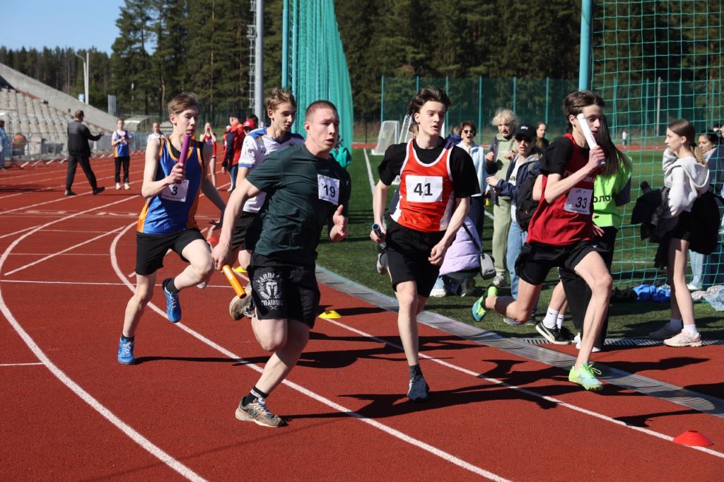 Забеги будут смешанными — четыре этапа бегут девушки и четыре мужчины. Первые два этапа будут самыми длинными — по 400 метров. Фото из архива редакции