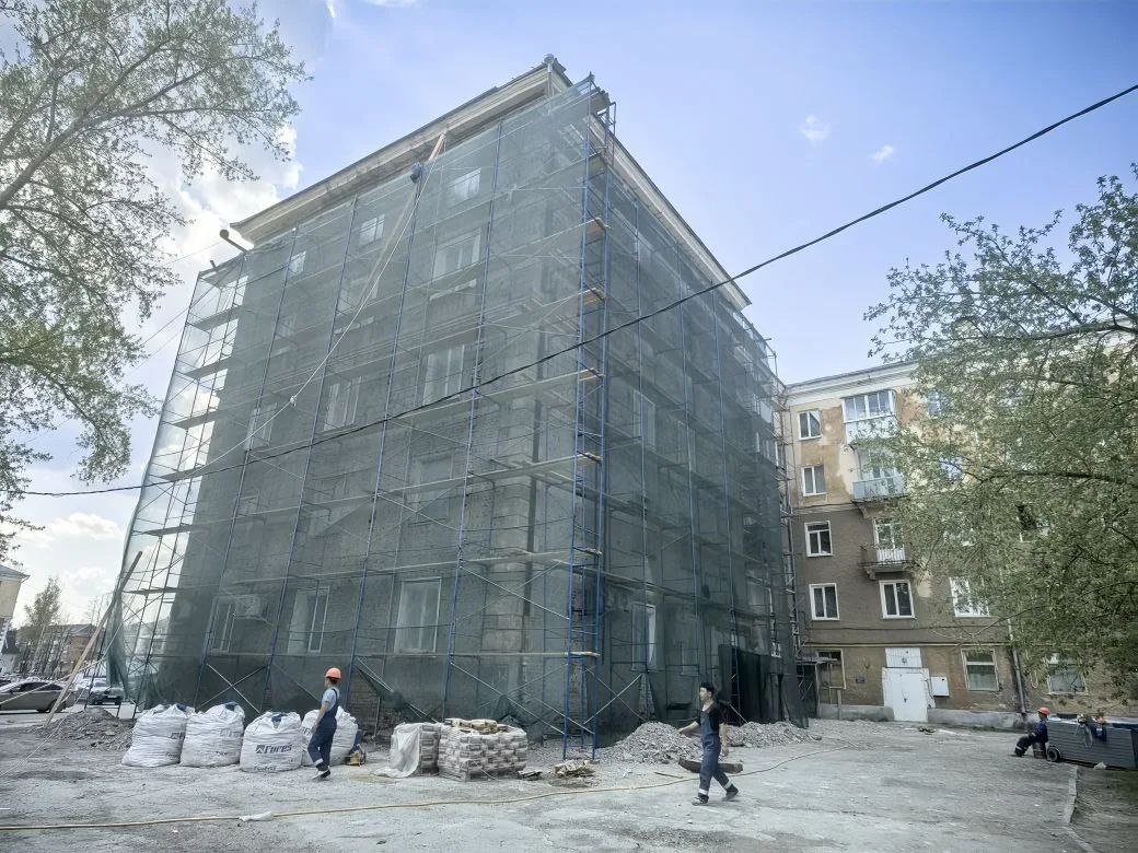 Капремонт Горького, 19 станет в этом году самым дорогим. Только ремонт фасада Фонд капремонтов оценил в 45,3 млн рублей. Кроме того, в доме будет отремонтирована крыша (22,1 млн рублей), будет сделано утепление чердака (20,8 млн рублей). Стройконтроль обойдется в 2,4 млн рублей. Общая стоимость капремонта этого дома 90,8 млн рублей. Фото Владимира Коцюбы-Белых