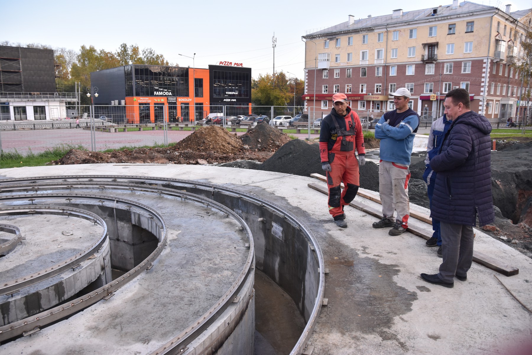 Вот эти каналы между бетонными основаниями будут заполнены водой, а в нишах установлены 16 погружных насосов. Фото Андрея Агафонова