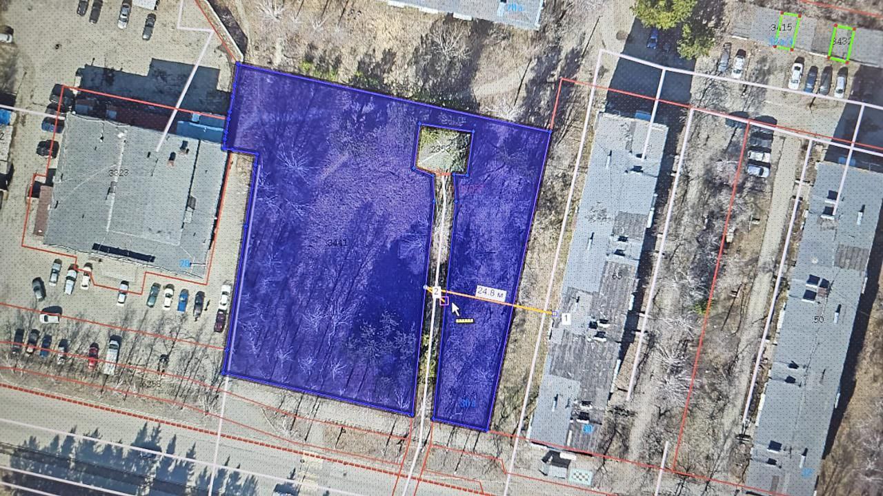 Конфигурация участка позволяет сделать вывод, что, новое здание будет строиться ближе к Кировскому. Фото предоставлено Юлией Долгих