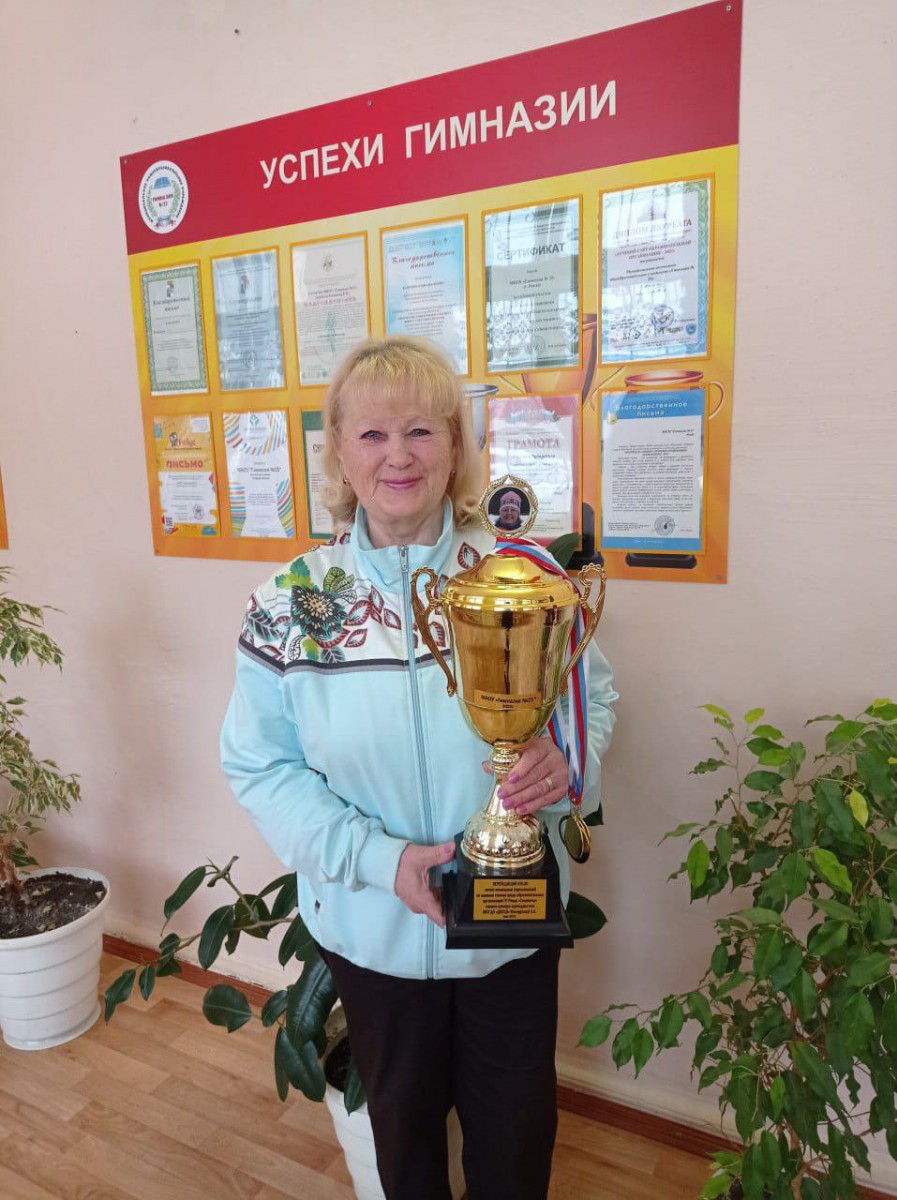 Татьяна Кабанова с гордостью демонстрирует кубок и медали, которые завоевали ее ученики. Фото из личного архива Татьяны Кабановой