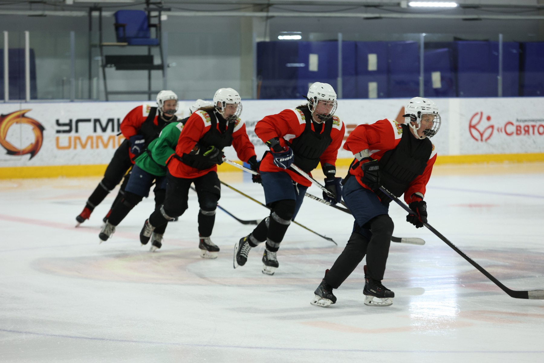 Женский хоккей отличается от мужского отсутствием силовой борьбы. Фото Владимира Коцюбы-Белых