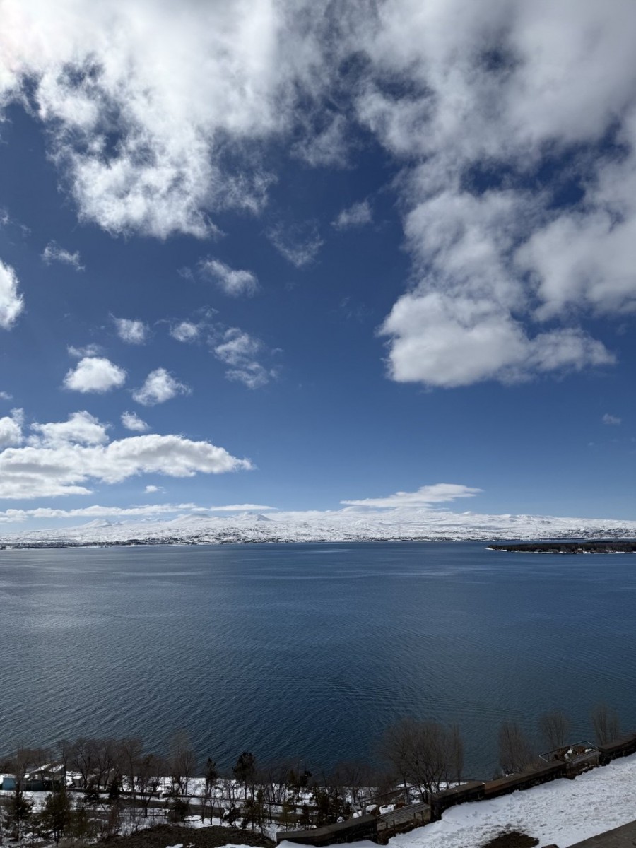 Ослепительно прекрасное озеро Севан. Фото Ксении Даниловой