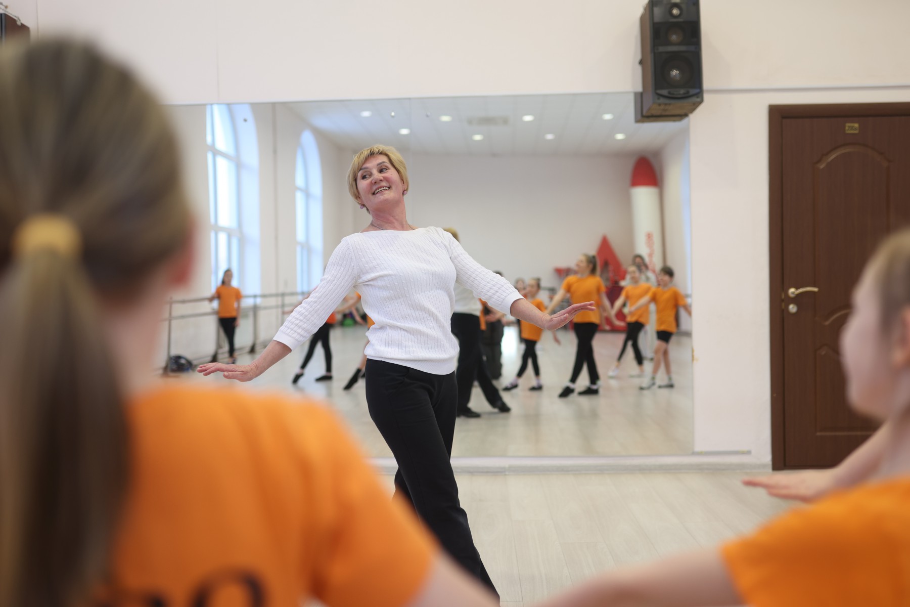 Светлана Трофимова не замечает возраста, юных танцоров она учит своим примером, выполняя все танцевальные партии вместе с ними. Фото Владимира Коцюбы-Белых