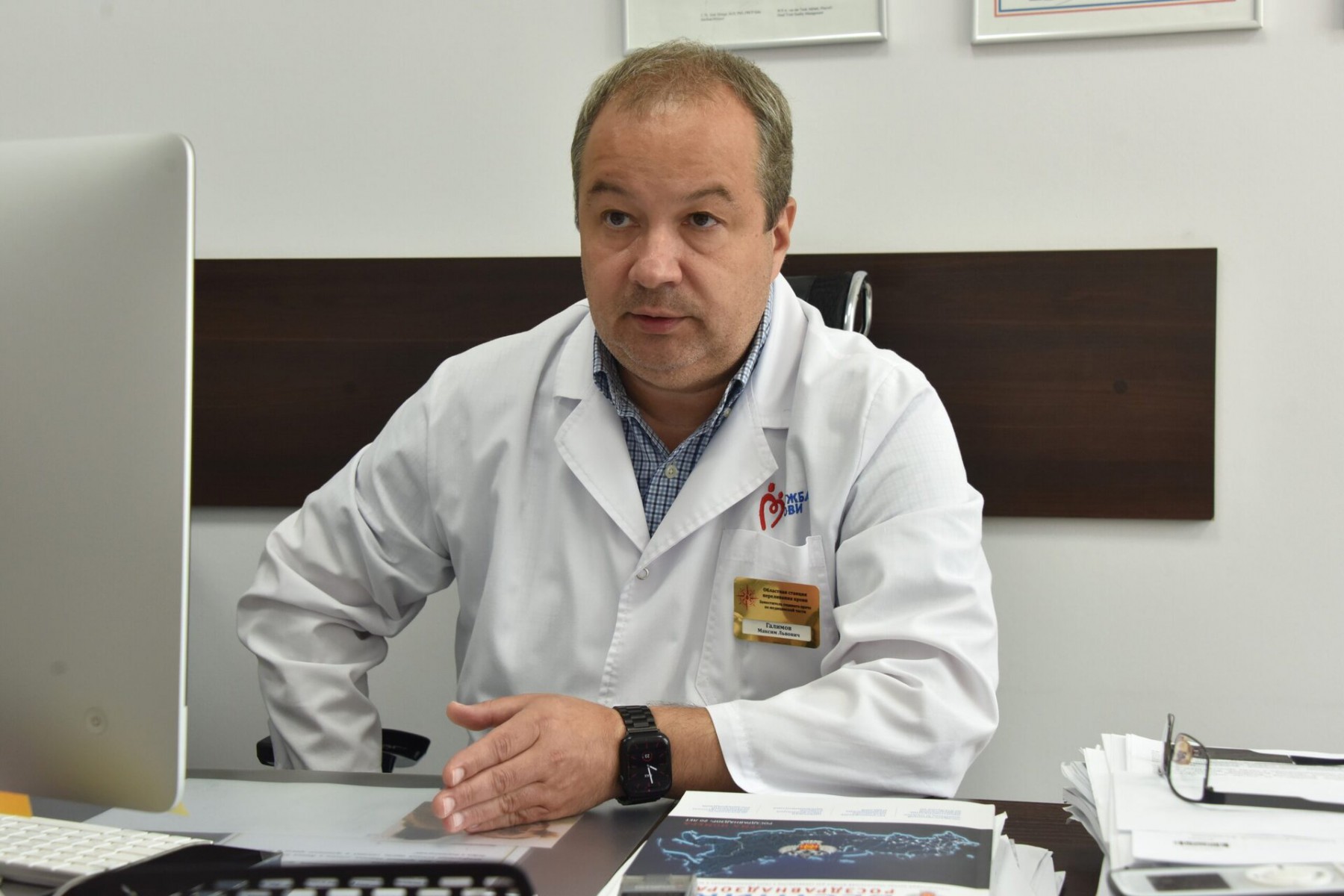 В 1832 году 20 апреля в Санкт-Петербурге было произведено первое успешное переливание крови. Акушер Андрей Вольф спас роженицу, перелив ей кровь мужа. Теперь 20 апреля в России ежегодно отмечается Национальный день донора крови. В преддверии этого события заместитель главного врача по медицинской части Областной станции переливания крови Максим Галимов рассказал, почему донорство не только важно для здравоохранения, но и полезно для здоровья самого донора.  30 ТЫСЯЧ ОТЗЫВЧИВЫХ СВЕРДЛОВЧАН На сегодняшний день наука еще не нашла альтернативы переливанию крови. От донорского материала зависят человеческие  жизни. Поэтому важно регулярно пополнять запасы донорской крови. – Кровь долго не хранится, поэтому постоянный донорский поток для нас важен, - говорит Максим Галимов. – Мы обеспечиваем все нужды медицинских организаций. Основные  потребители  донорской крови - стационары, где есть травматология, где проводятся операции, сопровождающиеся кровопотерей.   В ряде случаев донорская кровь требуется и в роддомах, так как случаются «акушерские кровотечения».  – Отдельная тема – это онкогематологические больные. Современные технологии лечения таких пациентов подразумевают достаточно большой объем переливания компонентов крови. Это не только кровь сама по себе, как принято понимать, еще и эритроциты, и тромбоциты и другие компоненты. Кровь необходима ежедневно, – добавляет врач.  В Свердловской области насчитывается более 30 тысяч доноров. Это очень хороший показатель, который приближается к общемировым в зависимости от количества населения. Но донорский потенциал должен обновляться. Кто-то уже перестает сдавать кровь, у кого-то появляются противопоказания для этого. Поэтому на смену опытным донорам должны приходить молодые. – На Урале люди отзывчивые: когда был ковид, мы заготавливали антиковидную плазму. У нас отбоя не было от желающих ее сдать, – говорит Максим Галимов.  БЫТЬ ДОНОРОМ ПОЧЕТНО И ПОЛЕЗНО  Быть донором не только почетно, но и в иных случаях даже полезно для здоровья. Лекари, которые в средние века, использовали кровопускание в качестве лечения, были отчасти правы.  – Небольшие донации крови, то есть маленькая кровопотеря, стимулируют организм. Есть доказанные факты, что иммунная и сердечно-сосудистая системы на это хорошо реагируют. Во-первых, снижается артериальное давление. Но мы говорим не о гипертониках, а о людях, склонных к повышенному давлению, – объясняет Максим Галимов. Самый главный положительный эффект донорства крови – улучшение реологических свойств крови. Человек создает некий дефицит объема крови, это заставляет организм активнее поработать для компенсации потерянной жидкости.  – Тем самым, мы реализуем улучшение текучести крови, что непосредственно может влиять на профилактику сердечно-сосудистых заболеваний.  Но важно помнить, что положительный эффект от донорства получают только те, у кого нет противопоказаний и проблем со здоровьем. Для людей, которые имеют проблемы со здоровьем, сдача крови может быть вредна и даже опасна.  – Донор должен быть абсолютно здоров. Поэтому перед сдачей крови каждый проходит медицинское обследование. Человек осматривается врачом-трансфузиологом, который принимает решение о возможности сдачи крови, о том, какой вид донации будет: плазма, кровь, тромбоциты и так далее. Врач выясняет, какие заболевания есть у потенциального донора, и только убедившись в том, что никаких рисков для его здоровья нет, человек допускается до сдачи крови, – рассказывает врач. Донор также сдает общий анализ крови и анализ на инфекционные заболевания, в том числе гепатит В, гепатит С, сифилис и ВИЧ. Противопоказаний достаточно много. Из основных: наличие инфекционных заболеваний, острых заболеваний, послеоперационный период при определенных обстоятельствах, заболевания сердца. Полный список можно посмотреть на официальном сайте Областной станции переливания крови.  ОДНА СДАЧА КРОВИ – ТРИ СПАСЕННЫХ ЖИЗНИ Не все люди готовы стать донором из-за собственных страхов и опасений.  – Идя в центр крови, вы должны понимать, что это абсолютно безопасно, без вреда для здоровья. На месте находится персонал, который способен оказать любую помощь. Кадровые доноры после сдачи крови скажут, что чувствуют себя лучше. Часто мы видим эмоциональную реакцию при сдаче крови, особенно когда человек сдает ее первый раз.  Еще один распространенный страх: доноров могут заразить инфекцией.  – Это невозможно. Все, что у нас прикасается к донору, одноразового применения. Поэтому заражение в донорском центре исключено на 100%. За этим мы очень строго следим.  А вот плюсов быть дороном масса. И самый очевидный – кровь донора поможет человеку.  – Пока мы еще не придумали искусственную кровь. Донор, приходящий к нам, может спасти за один раз три жизни. Почему три? Потому что, как минимум три компонента из его дозы крови мы получим. Это эритроциты, плазма и тромбоциты. Представляете? Один человек может помочь троим. Приходя на сдачу крови, донор проходит  обследования. А значит, что это дополнительный способ проверить свое здоровье. На сегодняшний день записаться на сдачу крови в качестве донора можно через Госуслуги, а также по номеру телефона Областной станции переливания крови. В некоторые дни донорам могут отказать. Это значит, что в этот день сформированы хорошие запасы крови. 