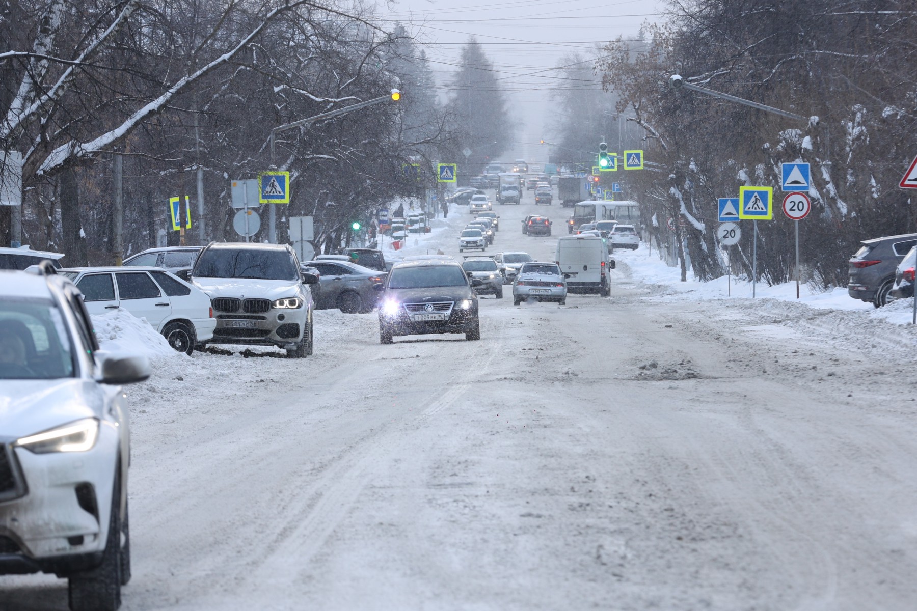 Полотно улицы Горького выглядит ужасно даже зимой — снег не помог засыпать все последствия предыдущих раскопок ресурсников. Фото Владимира Коцюбы-Белых